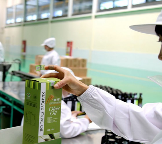 公司國(guó)通“訂單農(nóng)業(yè)”模式，獨(dú)創(chuàng)8小時(shí)限時(shí)鮮榨，從手工采摘、按質(zhì)收購(gòu)、便捷運(yùn)輸、純物理冷榨、充氮低恒溫儲(chǔ)存、灌裝等全程管理，并通過(guò)嚴(yán)格的品質(zhì)控..